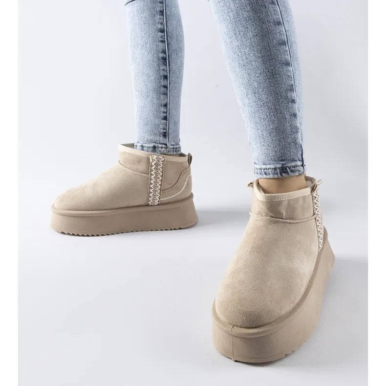 Beige snow boots on the Scavi platform