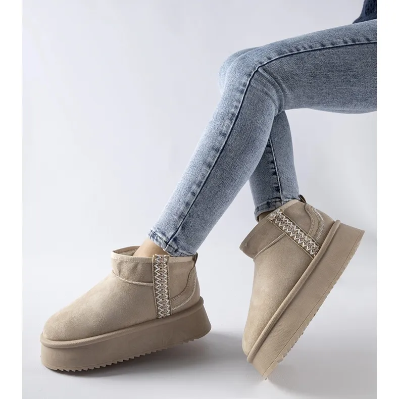 Beige snow boots on the Scavi platform